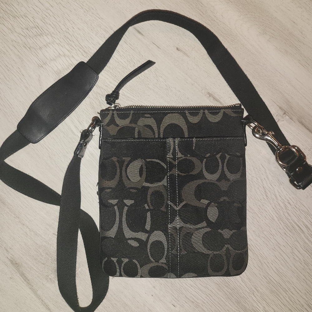 COACH BLACK SIGNATURE SWINGPACK CROSSBODY